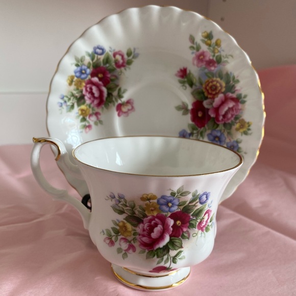 VTG Royal Albert Bone China Teacup and Saucer in the Chelsea Garden pattern - Picture 3 of 10